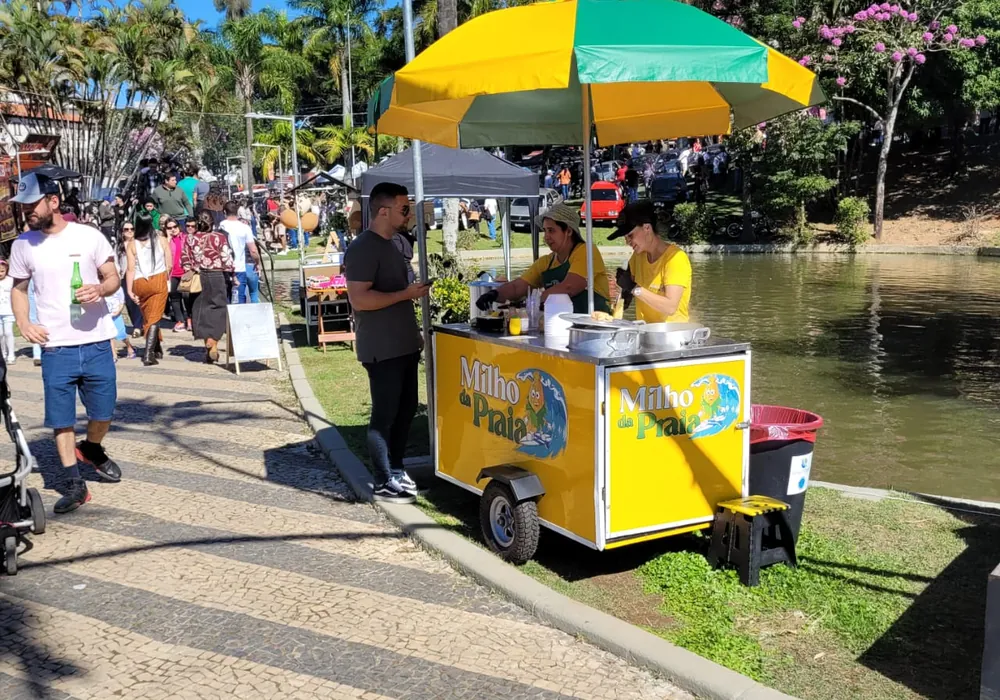 Carrinho do Milho da Praia atendendo o público em grande evento ao ar livre