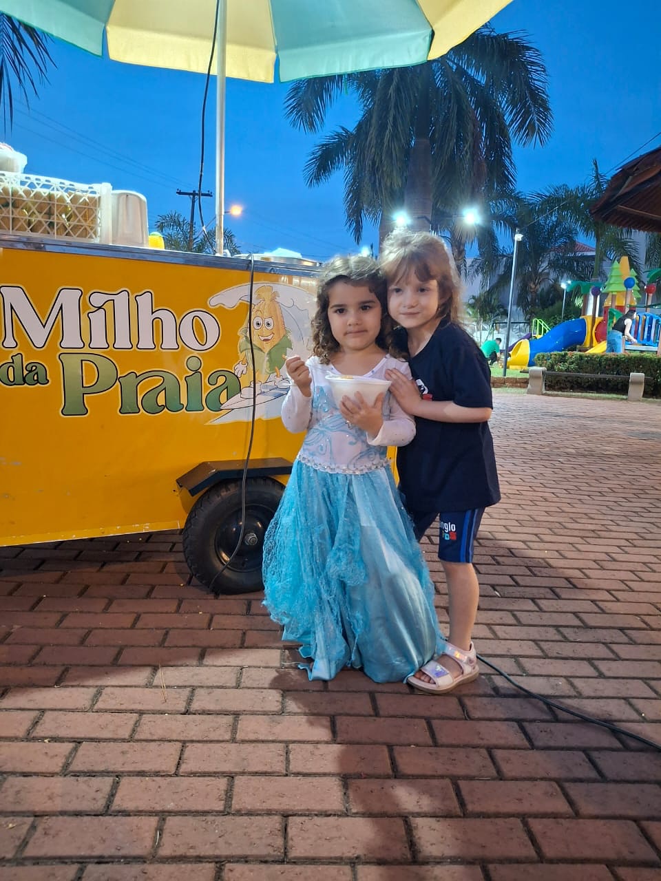 Prato de milho servido durante evento à noite com iluminação