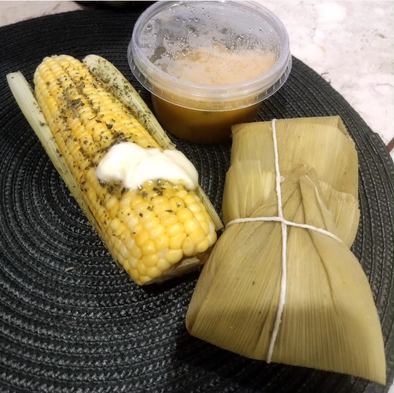 Espiga de milho temperada com manteiga, caldo e pamonha do Milho da Praia