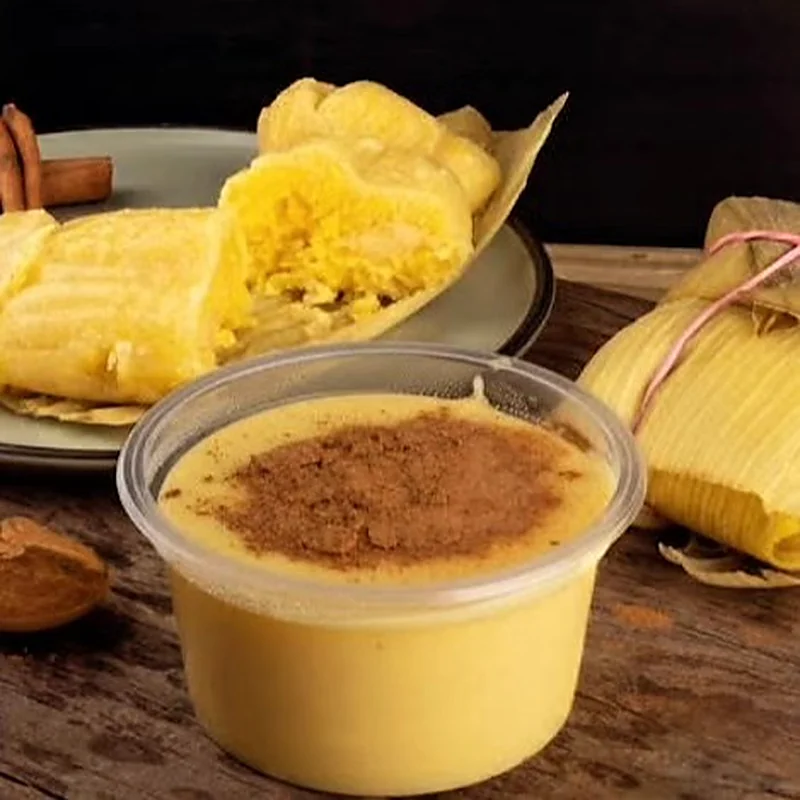 Pote individual de cural de milho polvilhado com canela